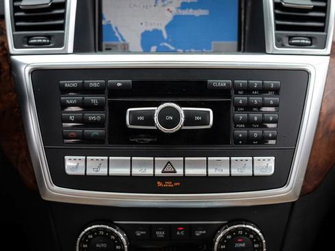 Used 2013 Mercedes-Benz GL 550 4MATIC image 32