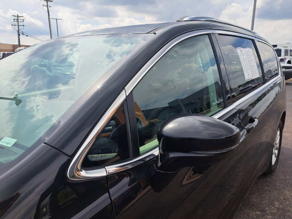 Used 2021 Chrysler Pacifica Touring-L FWD image 31