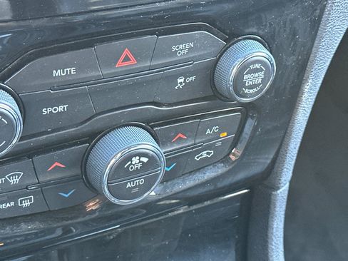 Used 2018 Chrysler 300 S RWD image 29