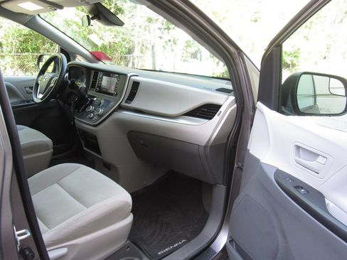 Certified 2020 Toyota Sienna L FWD image 16