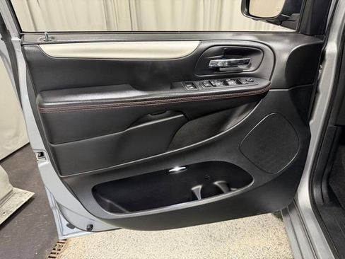Used 2017 Dodge Grand Caravan GT FWD image 18