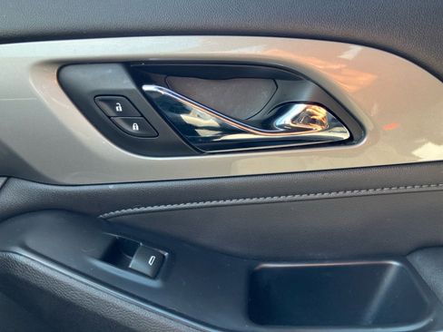 Used 2022 Chevrolet Traverse LT image 35