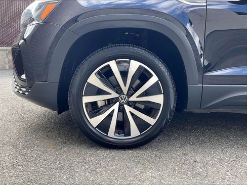 Certified 2022 Volkswagen Taos SE FWD image 8