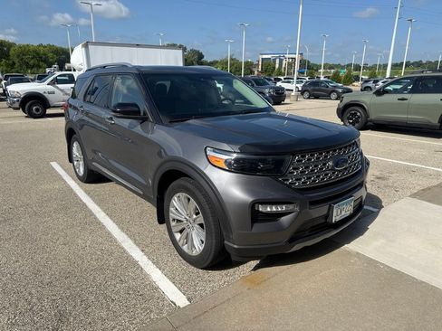 Used 2022 Ford Explorer Limited w/ Equipment Group 301A AWD/4WD image 2