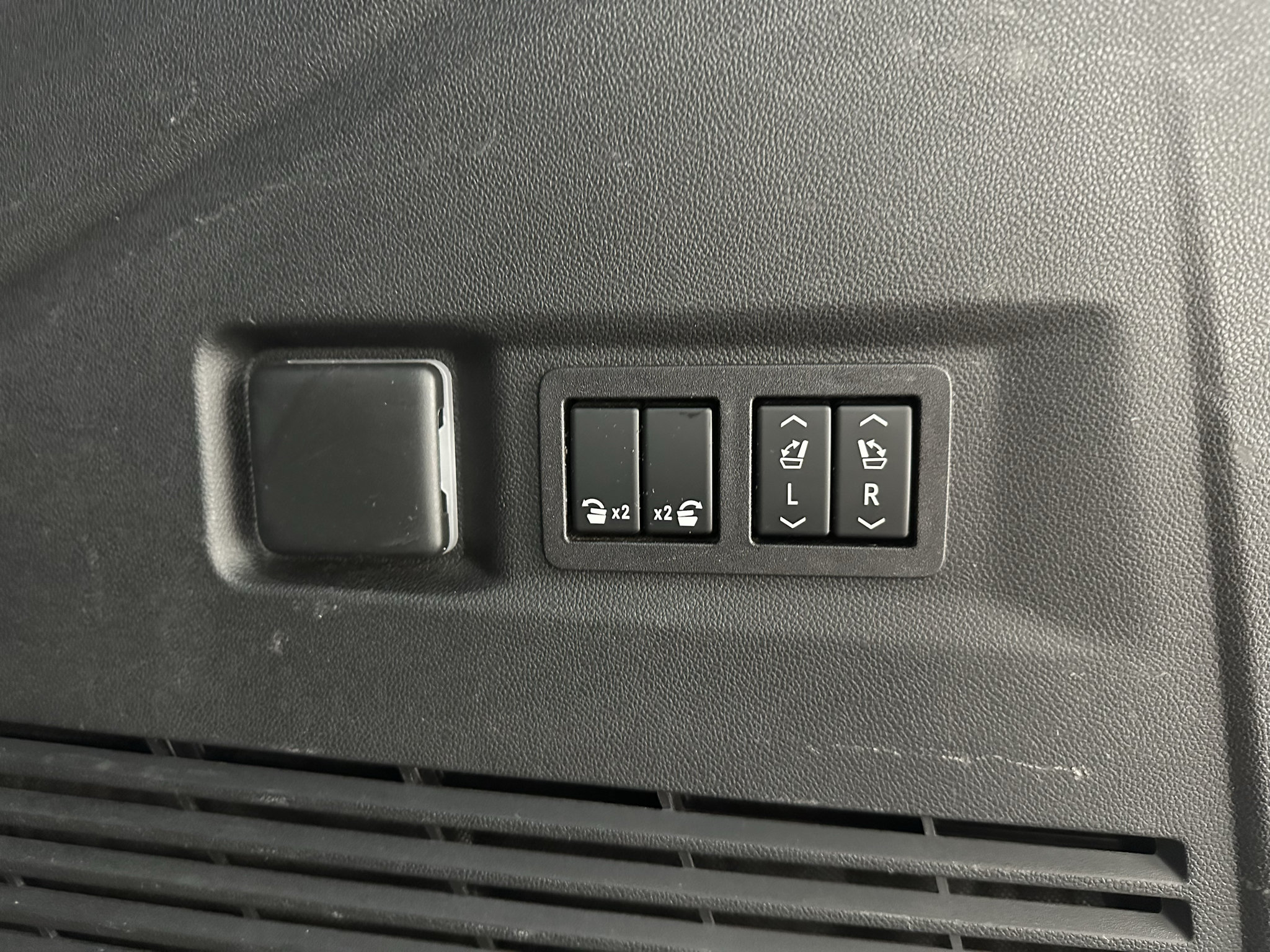 Certified 2023 GMC Yukon AT4 w/ Technology Package AWD/4WD image 9