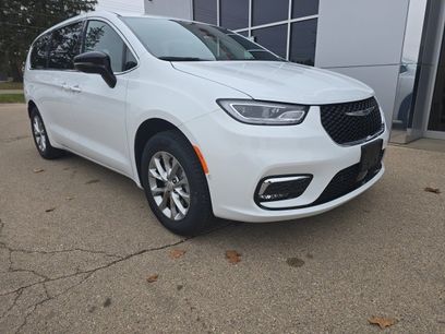 New 2026 Chrysler Pacifica Select