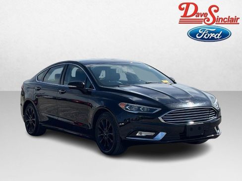 Used 2017 Ford Fusion SE w/ Fusion SE Technology Package image 4