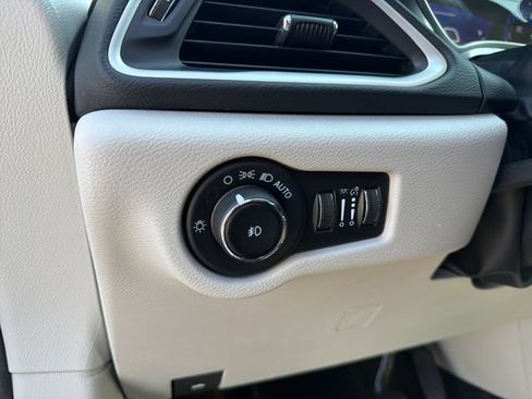 Used 2023 Chrysler Pacifica Touring-L FWD image 10