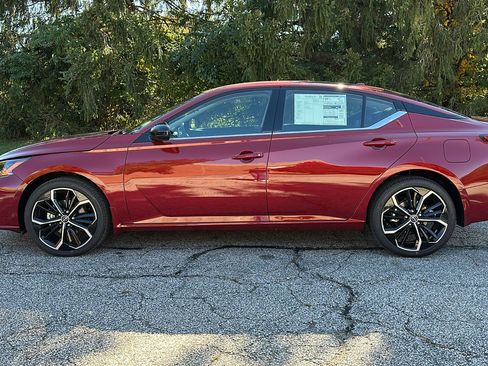 New 2025 Nissan Altima 2.5 SR image 17