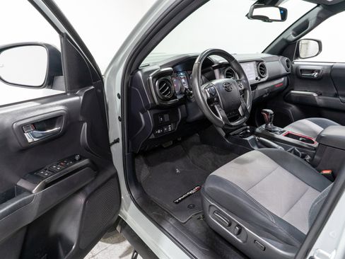 Used 2022 Toyota Tacoma TRD Sport w/ Technology Package RWD image 14
