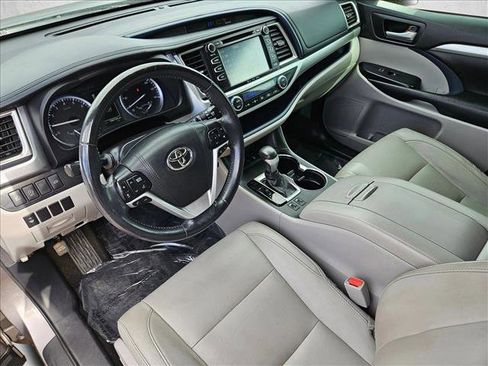 Used 2017 Toyota Highlander XLE AWD/4WD image 12