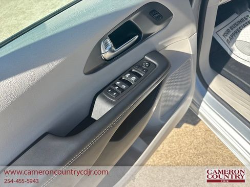 Used 2023 Chrysler Pacifica Touring-L FWD image 11