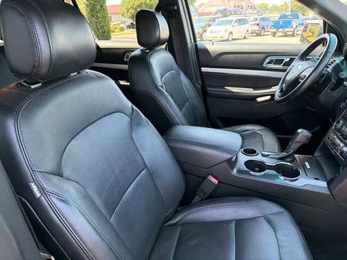 Used 2017 Ford Explorer XLT w/ Equipment Group 202A FWD image 25
