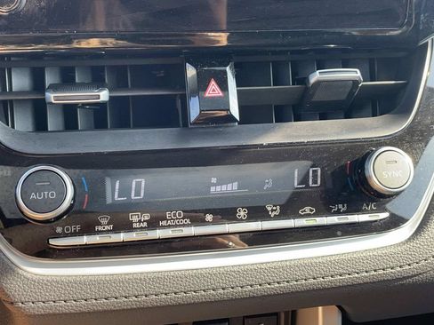 Used 2025 Toyota Corolla Cross XLE w/ Convenience Package FWD image 39