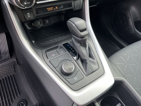 Used 2022 Toyota RAV4 XLE image 10