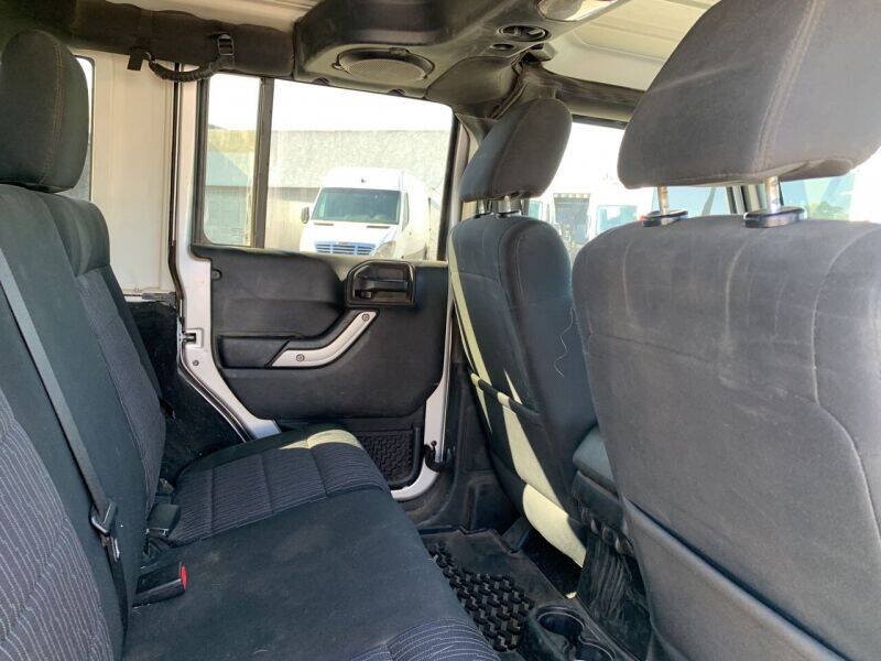 Used 2012 Jeep Wrangler Unlimited Sahara w/ Connectivity Group AWD/4WD image 11
