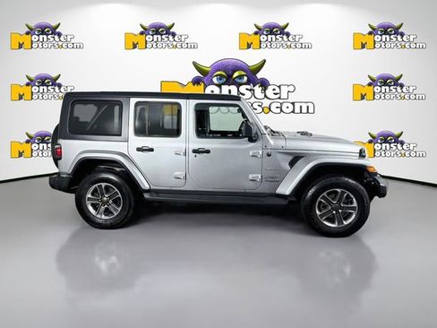 Used 2018 Jeep Wrangler Unlimited Sahara w/ Dual Top Group AWD/4WD image 4