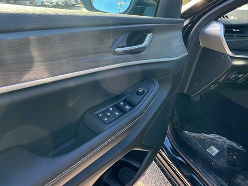 New 2026 Jeep Grand Cherokee Altitude image 15