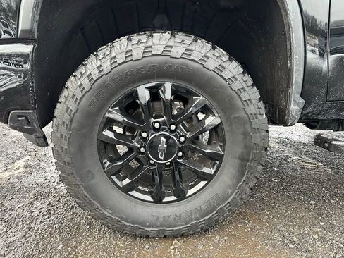 Used 2024 Chevrolet Silverado 2500 ZR2 w/ Technology Package image 18