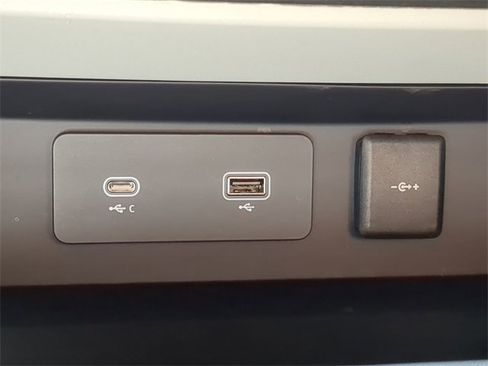 Used 2023 Land Rover Defender 90 SE image 24