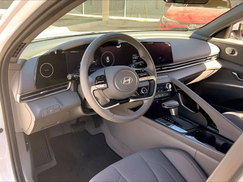 Used 2025 Hyundai Elantra SEL image 18