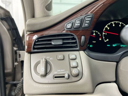 Used 2002 Cadillac De Ville DTS w/ Premium Equipment Pkg image 17