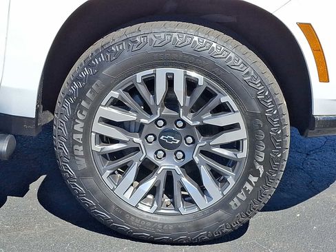Used 2025 Chevrolet Suburban Z71 AWD/4WD image 8