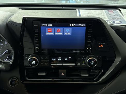 Used 2022 Toyota Highlander XLE AWD/4WD image 18