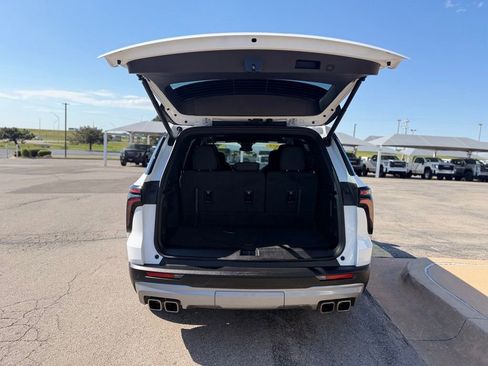 Used 2025 Chevrolet Traverse LT FWD image 6
