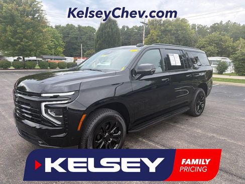 Used 2025 Chevrolet Suburban LT w/ Comfort Package AWD/4WD image 1