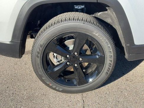 New 2025 Jeep Grand Cherokee Altitude image 4