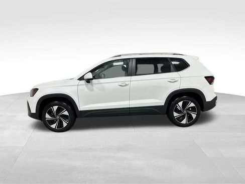 New 2026 Volkswagen Taos SE image 9