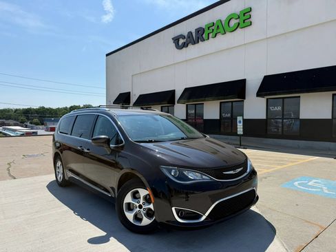 Used 2017 Chrysler Pacifica Touring-L Plus FWD image 1