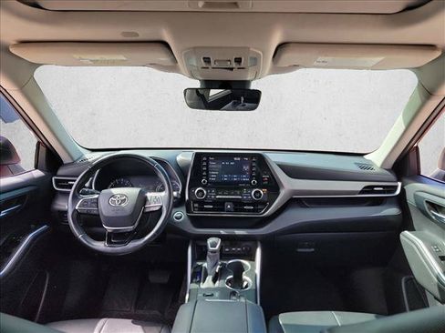 Used 2020 Toyota Highlander XLE AWD/4WD image 13