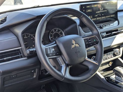 Used 2025 Mitsubishi Outlander SE image 15