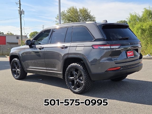 Used 2023 Jeep Grand Cherokee Altitude AWD/4WD image 3