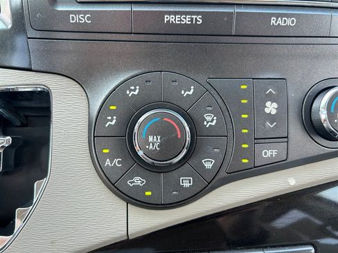 Used 2012 Toyota Sienna LE w/ Towing Pkg AWD/4WD image 19