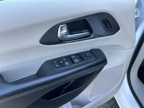 Used 2024 Chrysler Pacifica Touring-L image 19