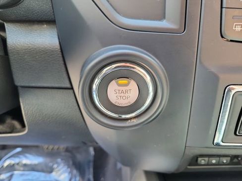 Used 2024 Nissan Titan SV w/ SV Convenience Package RWD image 32