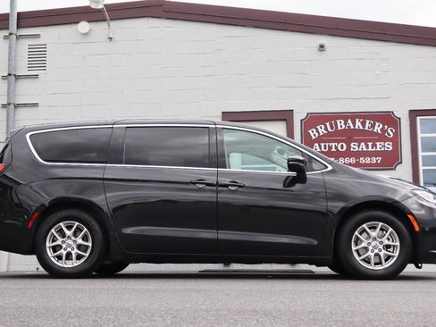 Used 2023 Chrysler Pacifica Touring-L FWD image 1