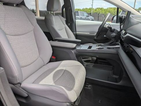 Used 2026 Toyota Sienna LE FWD image 28