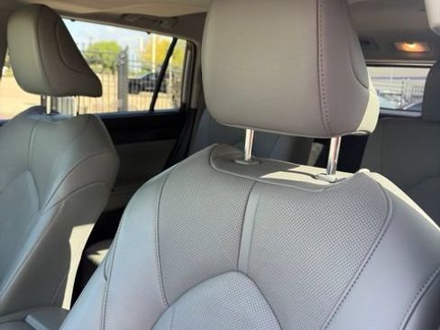 Used 2023 Toyota Highlander Limited FWD image 9