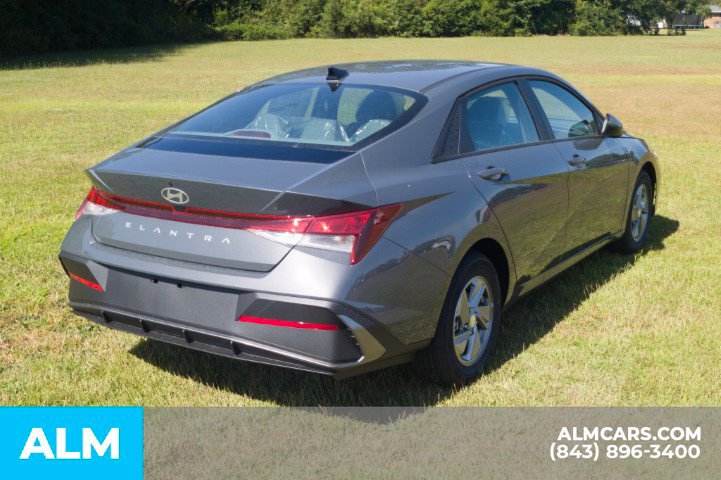 Used 2026 Hyundai Elantra SE FWD image 5