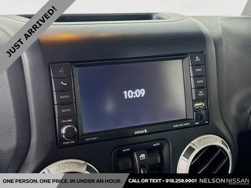 Used 2017 Jeep Wrangler Unlimited Rubicon w/ Connectivity Group AWD/4WD image 13