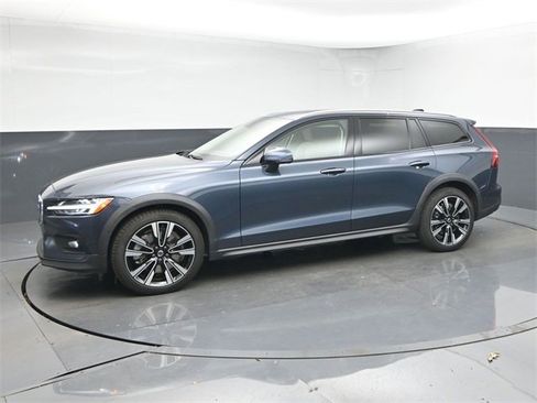 Used 2022 Volvo V60 T5 Cross Country w/ Advanced Package image 4