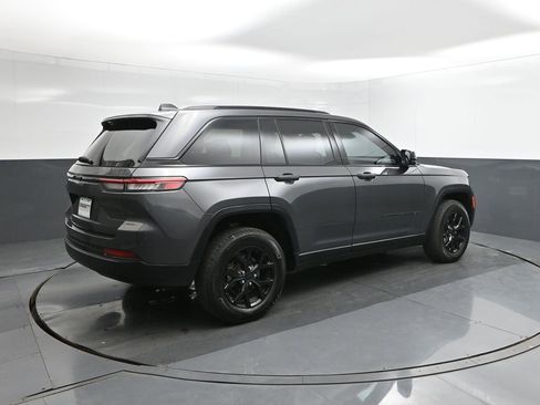 Used 2025 Jeep Grand Cherokee Altitude image 11