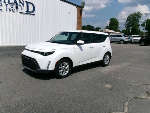 Used 2025 Kia Soul LX w/ LX Technology Package FWD image 2
