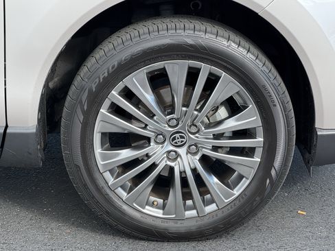 Used 2021 Toyota Venza XLE image 12