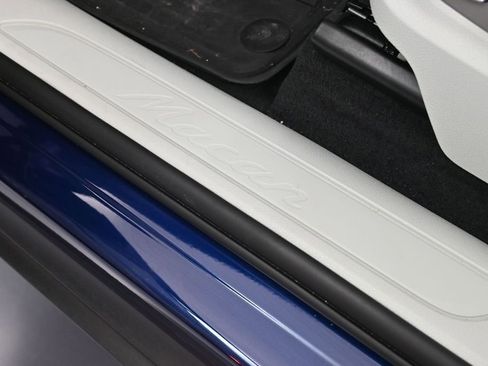 Certified 2024 Porsche Macan AWD/4WD image 27