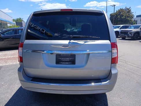 Used 2016 Chrysler Town & Country Touring w/ Driver Convenience Group FWD image 8